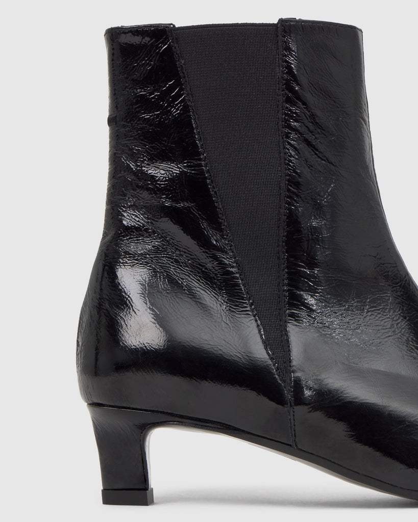 Botín de tacón Alegra en charol con cierre elástico y tacón kitten