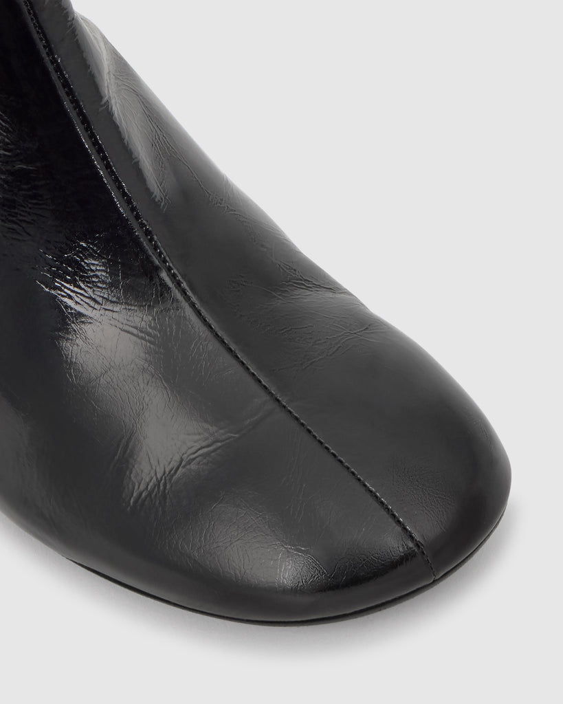 Botín de tacón Alegra en charol con cierre elástico y tacón kitten