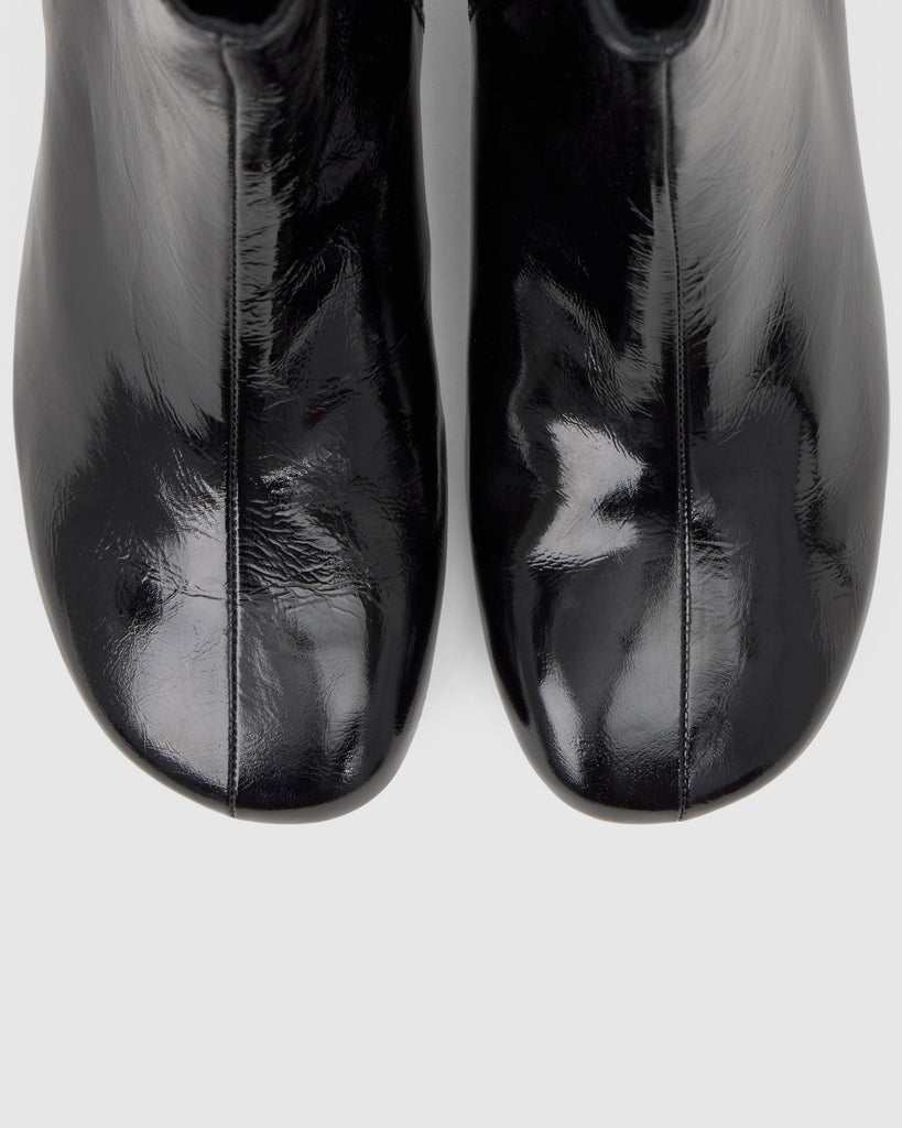 Botín de tacón Alegra en charol con cierre elástico y tacón kitten