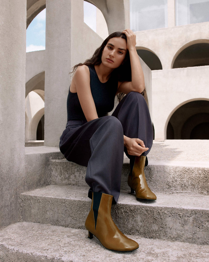 Botín de tacón Alegra en charol con cierre elástico y tacón kitten