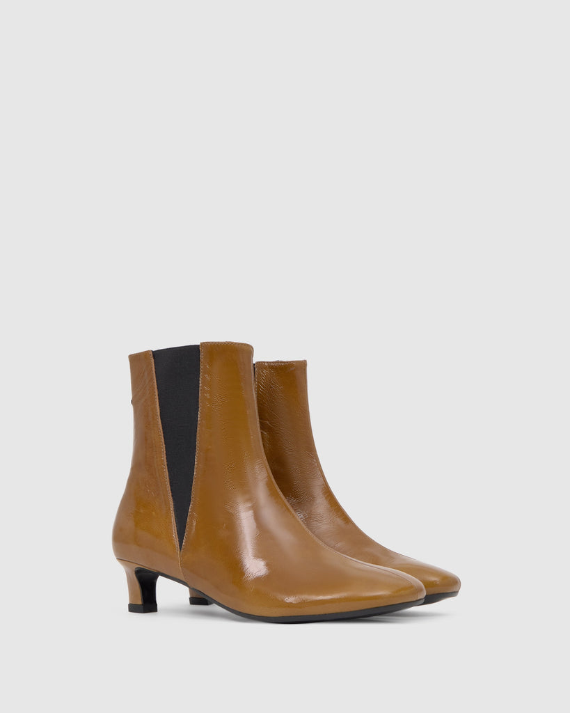 Botín de tacón Alegra en charol con cierre elástico y tacón kitten