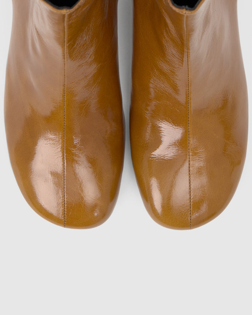 Botín de tacón Alegra en charol con cierre elástico y tacón kitten