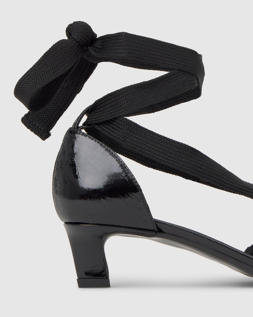 Zapato tacón Aline en charol con cintas de tela