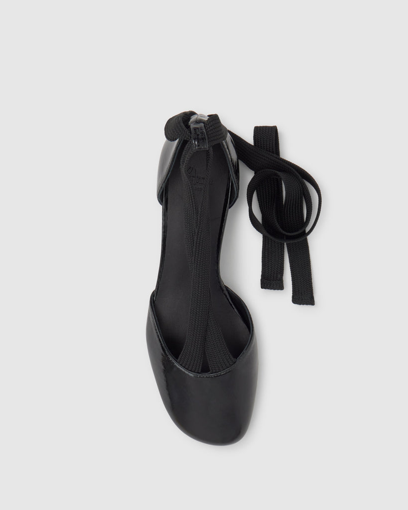 Zapato tacón Aline en charol con cintas de tela