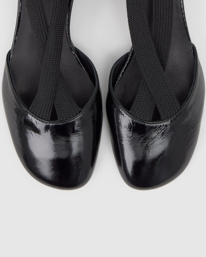 Zapato tacón Aline en charol con cintas de tela