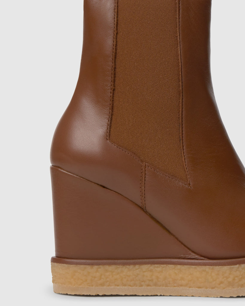 Botín de cuña Bambola en napa con cierre elástico