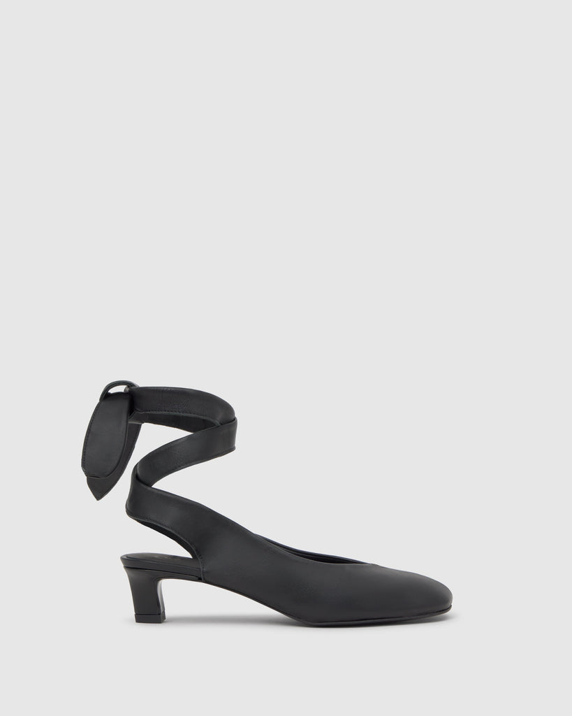 Zapato tacón destalonado Ada en napa con cierre de cintas