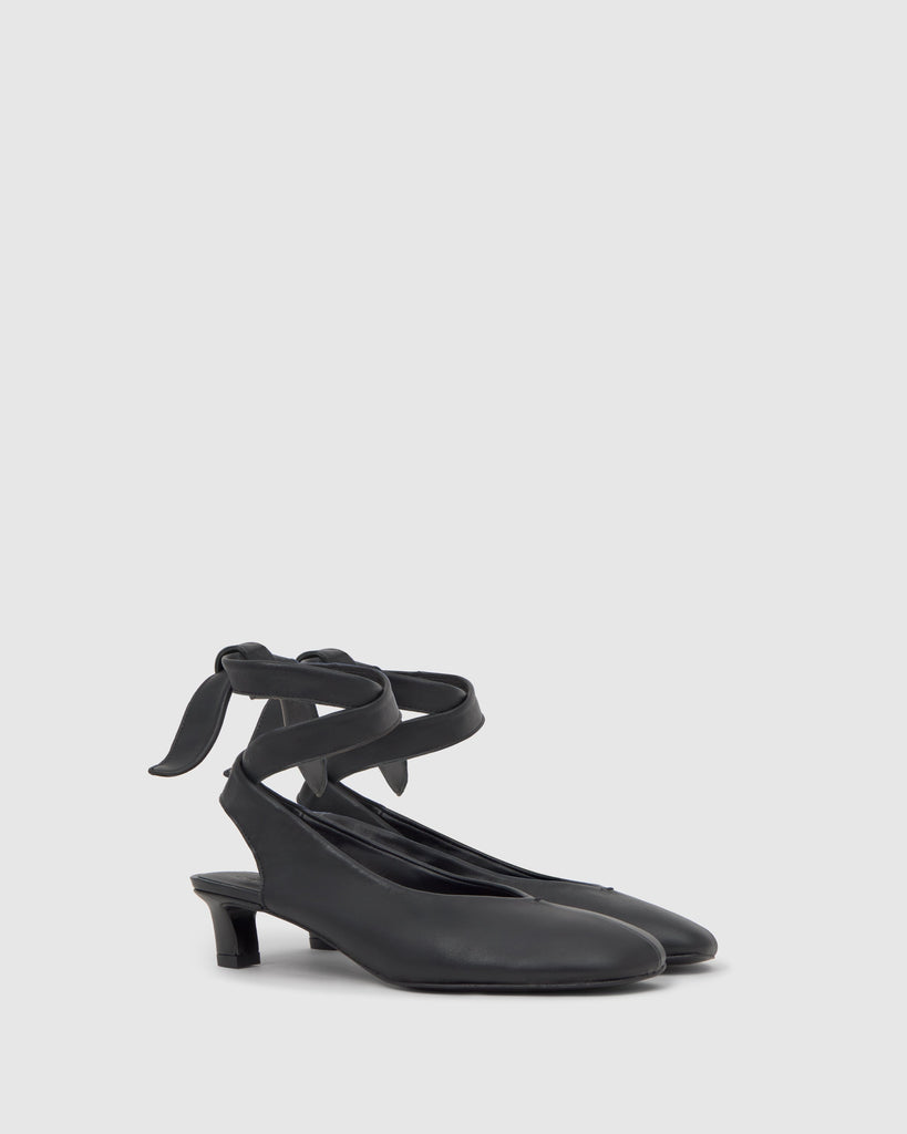 Zapato tacón destalonado Ada en napa con cierre de cintas