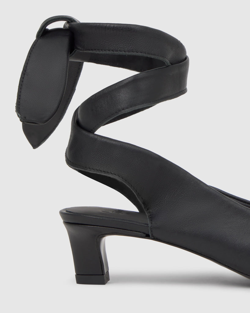 Zapato tacón destalonado Ada en napa con cierre de cintas