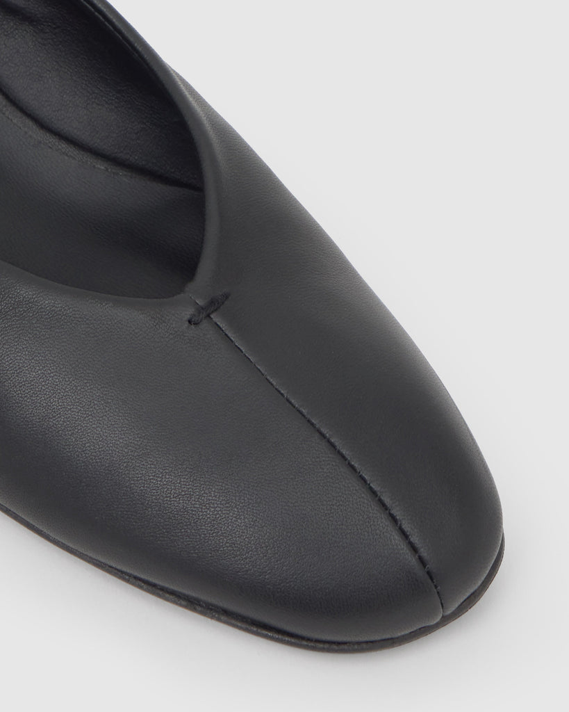 Zapato tacón destalonado Ada en napa con cierre de cintas