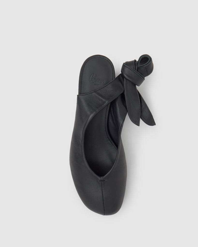 Zapato tacón destalonado Ada en napa con cierre de cintas