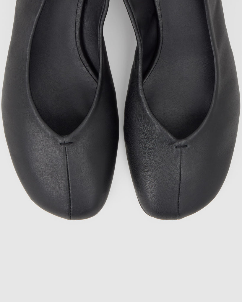 Zapato tacón destalonado Ada en napa con cierre de cintas