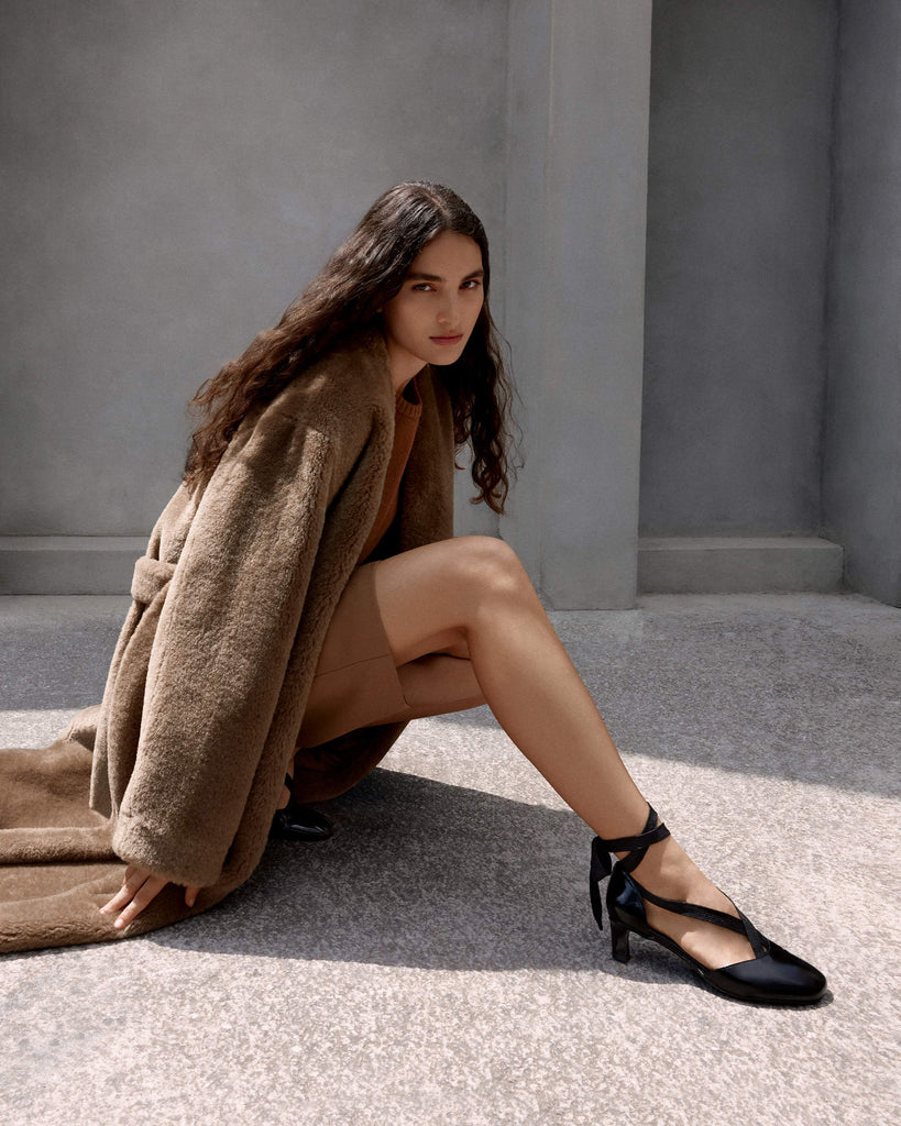 Zapato tacón Aline en charol con cintas de tela