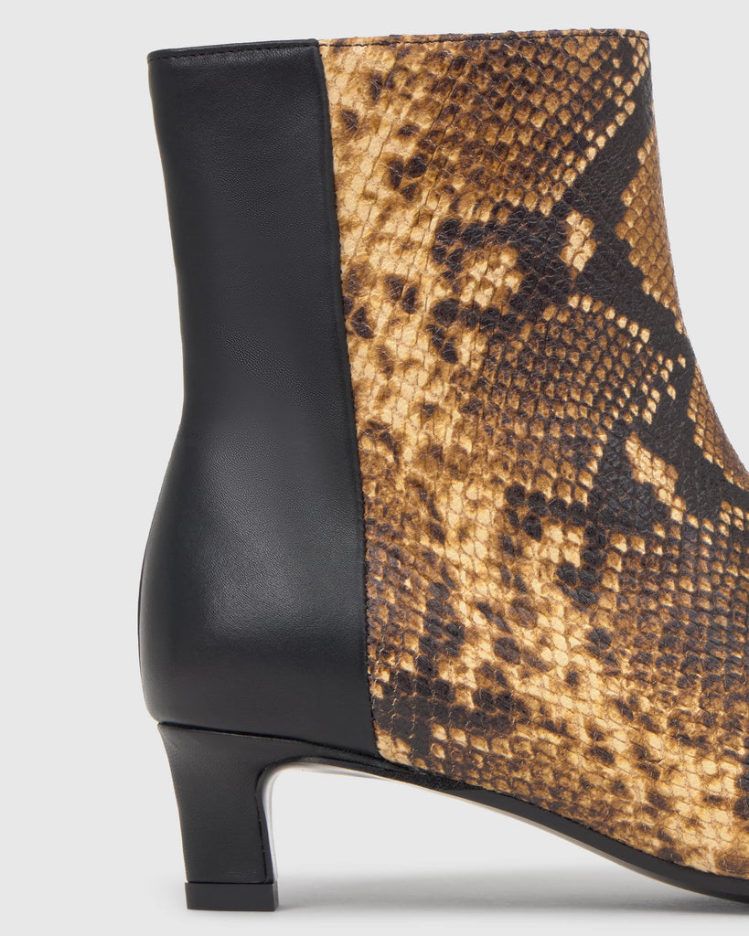Botín de tacón Astrid en napa con efecto serpiente y cierre de cremallera