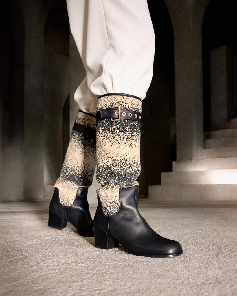 Bota de tacón Niebla en cuero y punto con hebilla decorativa