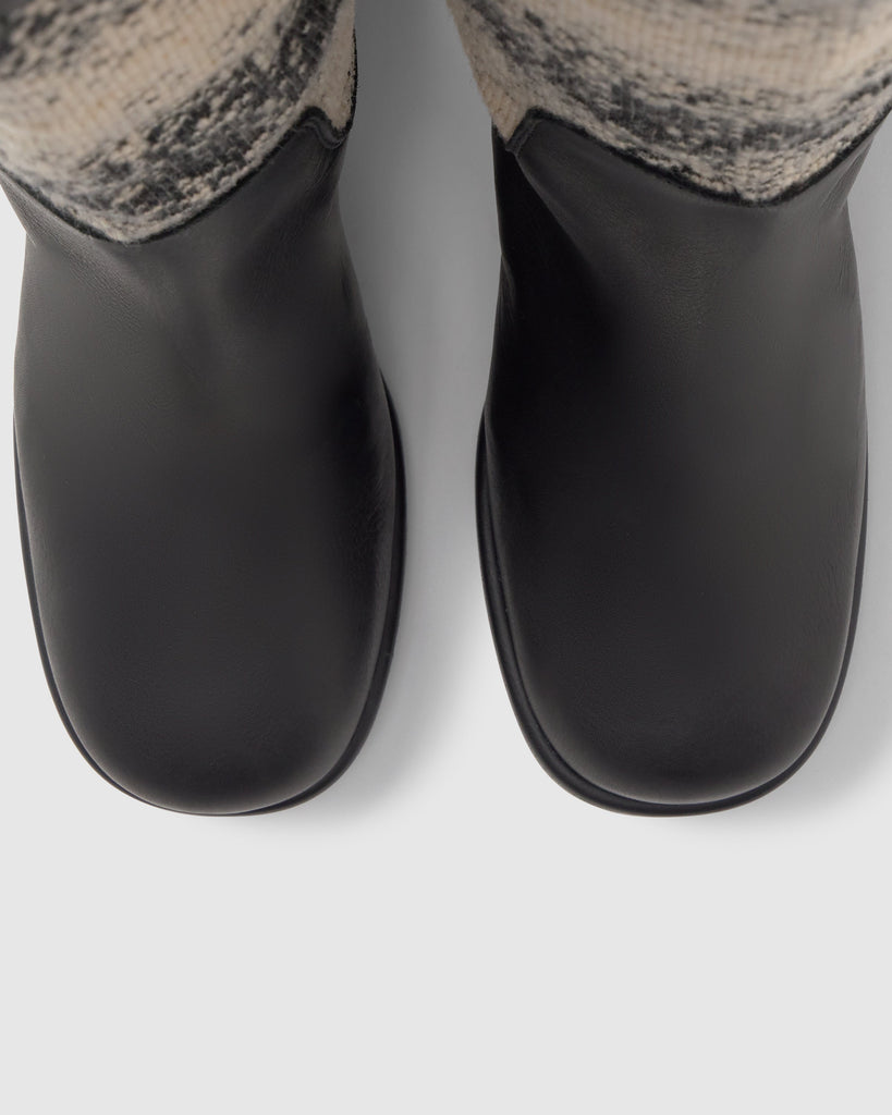 Bota de tacón Niebla en cuero y punto con hebilla decorativa