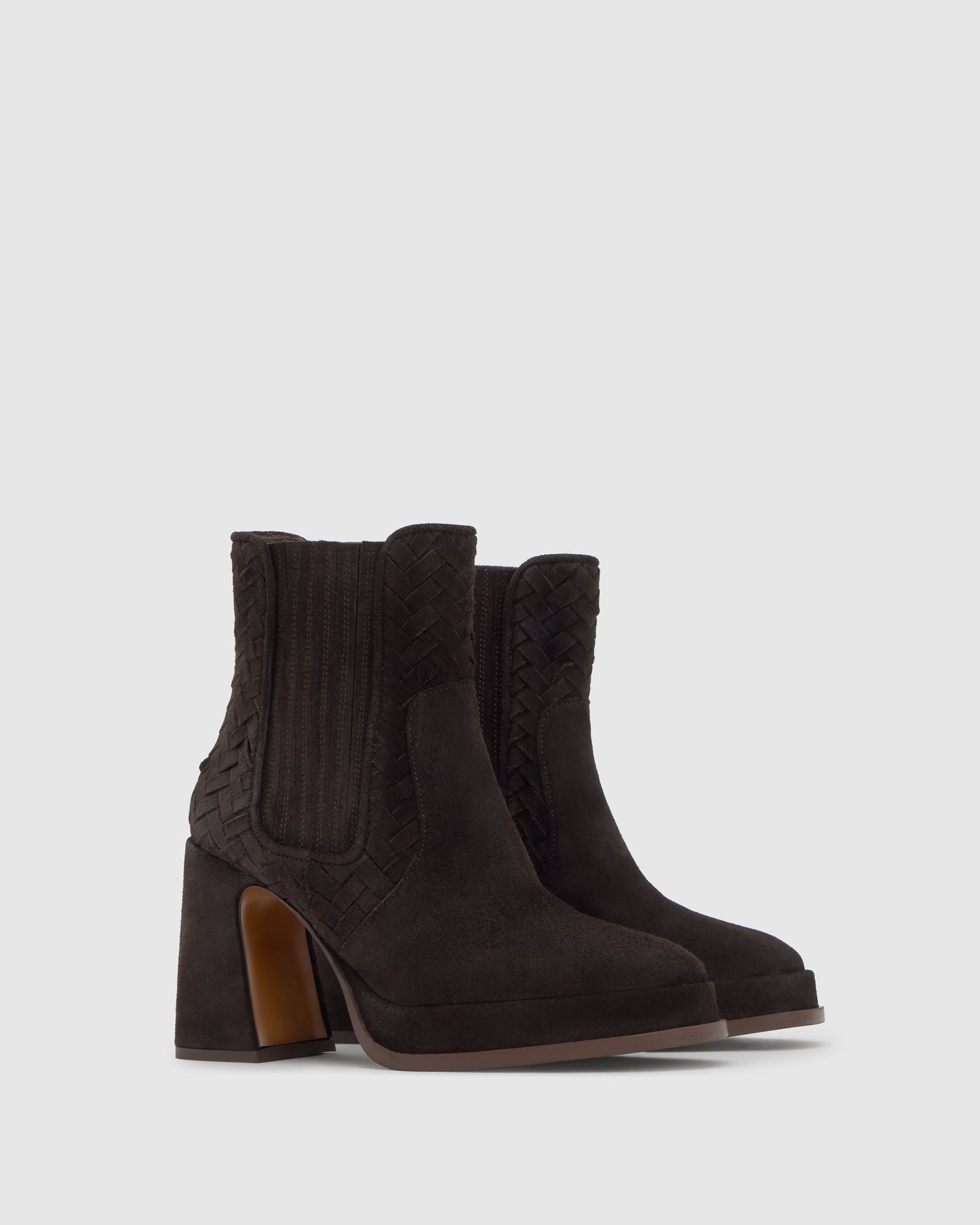 Botín de tacón Blanche en serraje con detalle intrecciato y cierre elástico