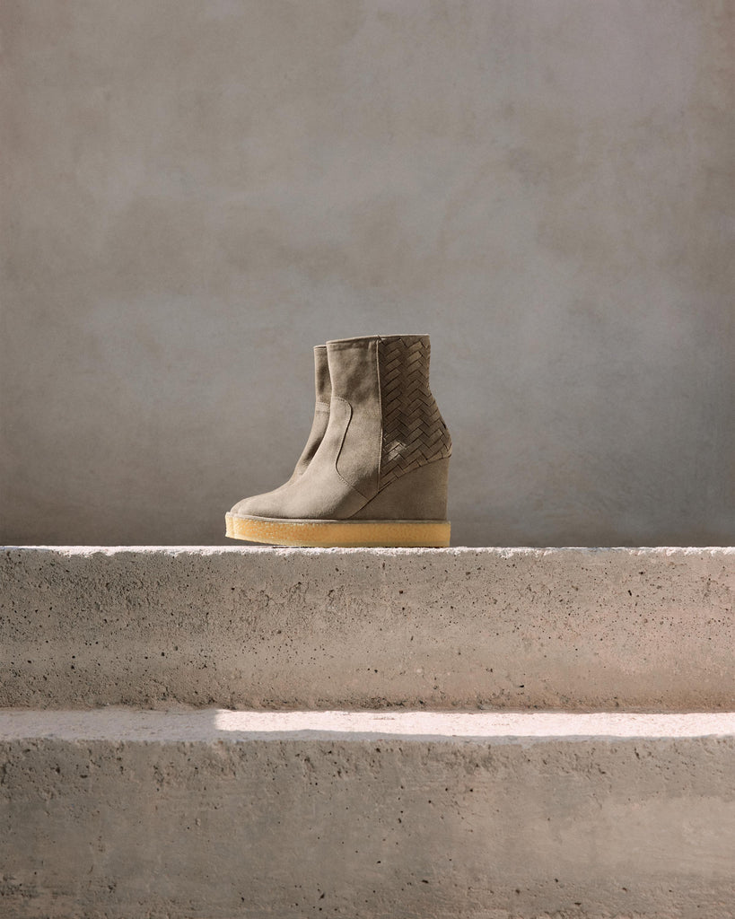 Botín de cuña Brelia en serraje con intrcciato y cierre de cremallera