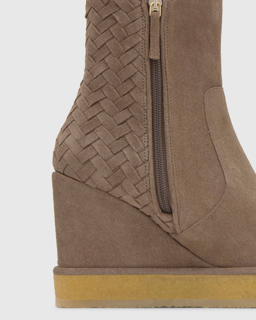 Botín de cuña Brelia en serraje con intrcciato y cierre de cremallera