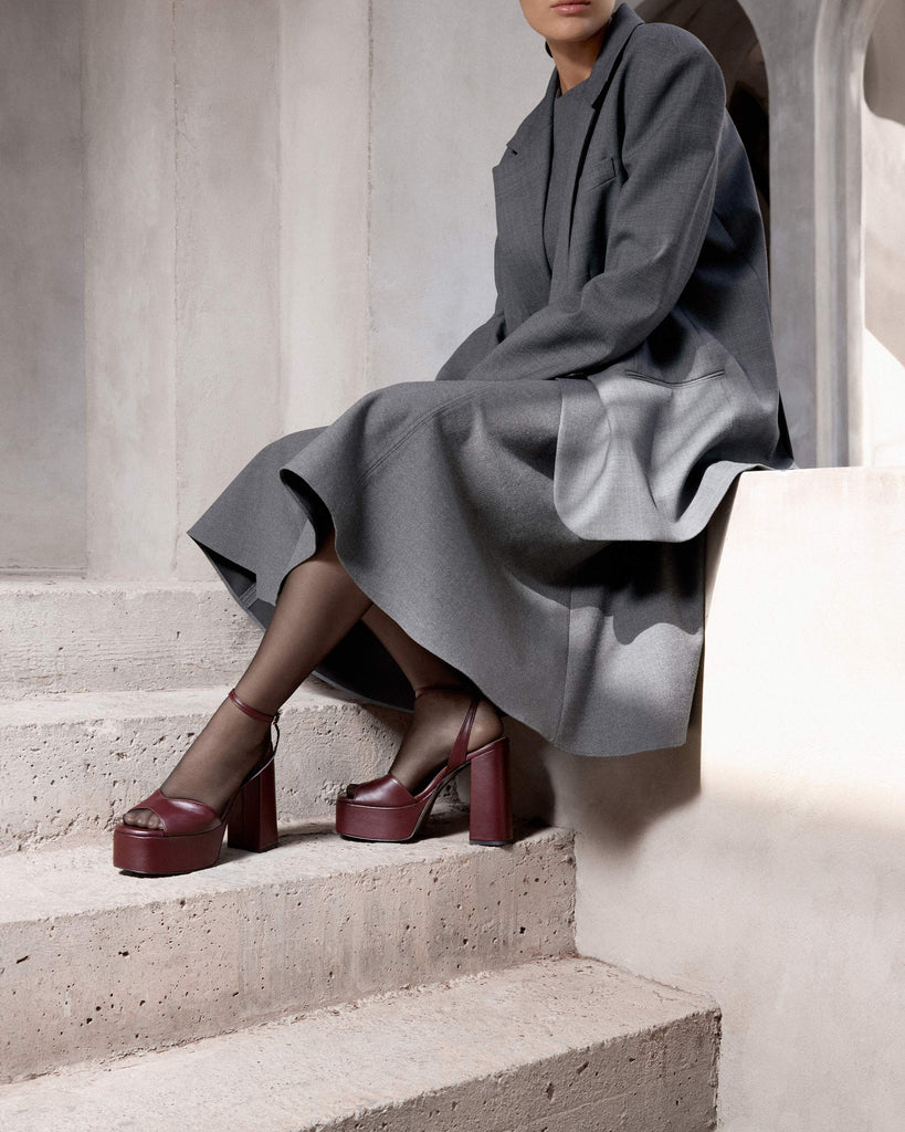 Sandalia de tacón Fibi en napa con cierre de hebilla