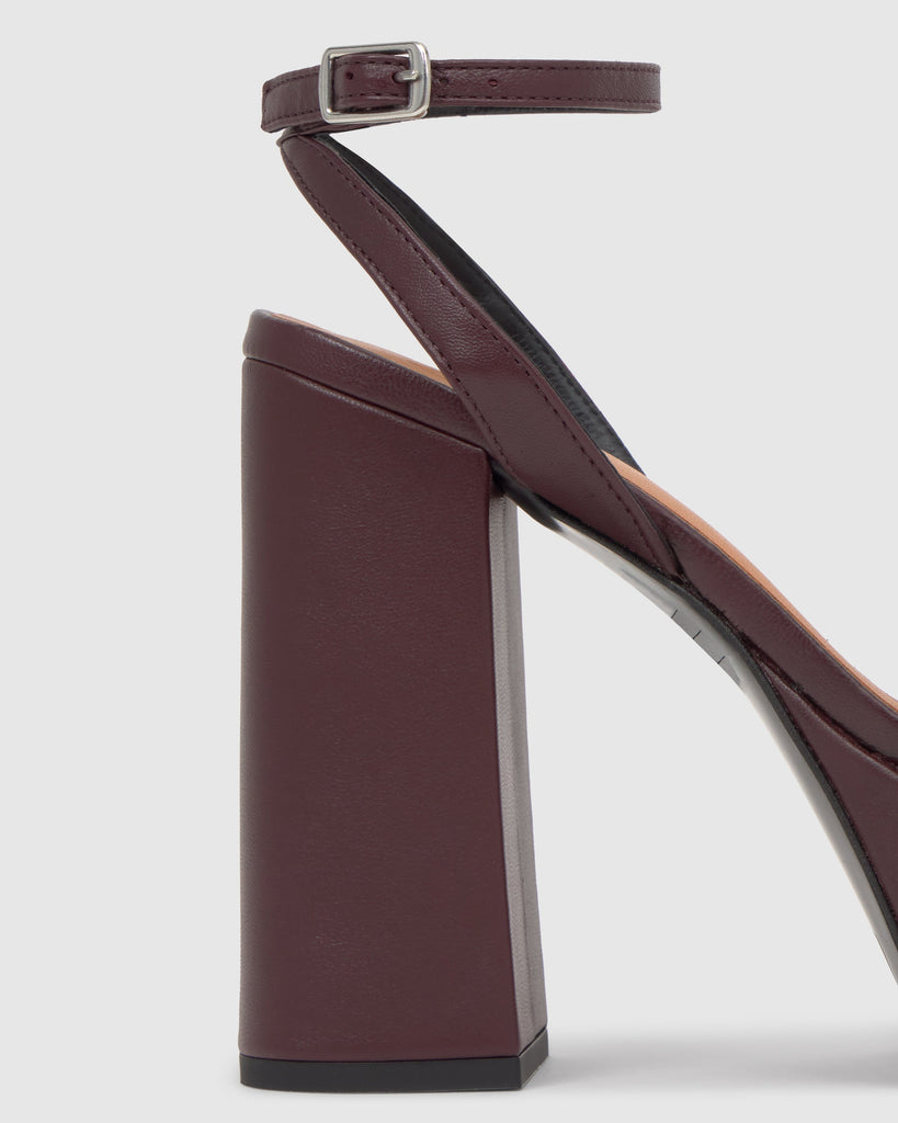 Sandalia de tacón Fibi en napa con cierre de hebilla