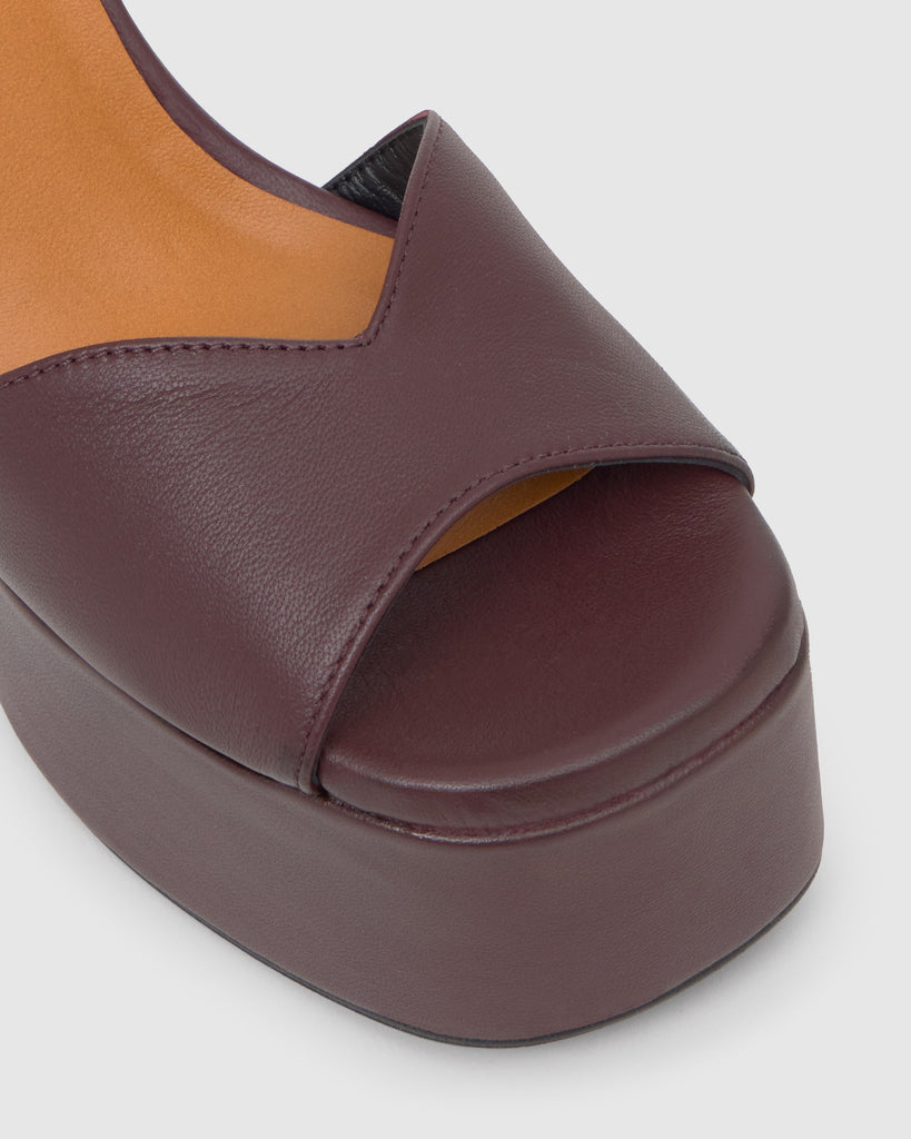 Sandalia de tacón Fibi en napa con cierre de hebilla