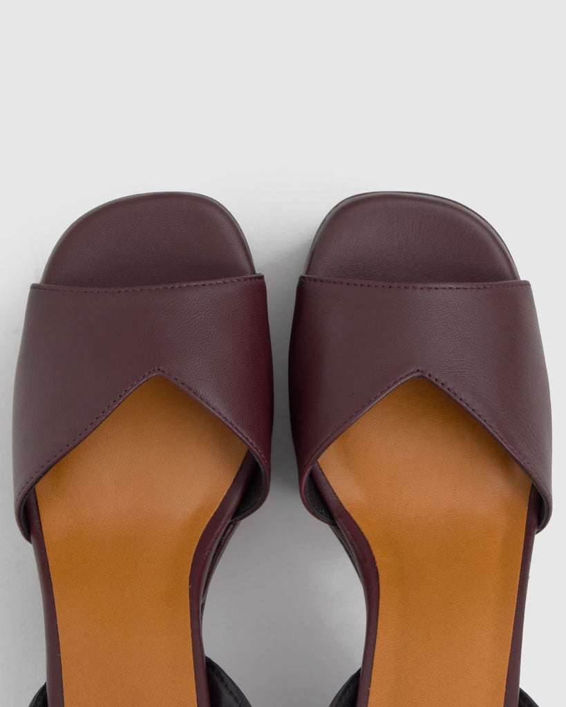 Sandalia de tacón Fibi en napa con cierre de hebilla