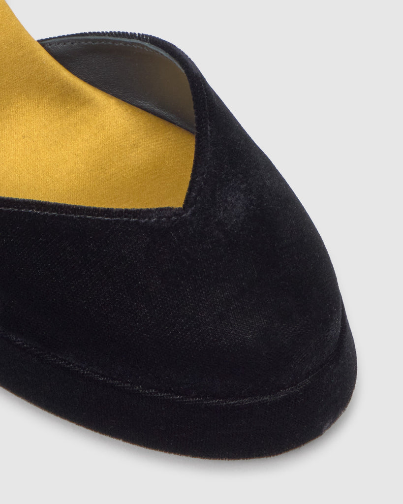 Zapato de tacón Verona en terciopelo con cierre de hebilla