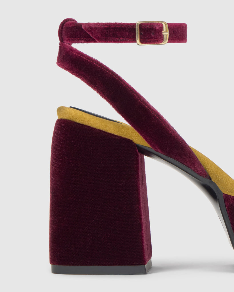 Zapato de tacón Verona en terciopelo con cierre de hebilla