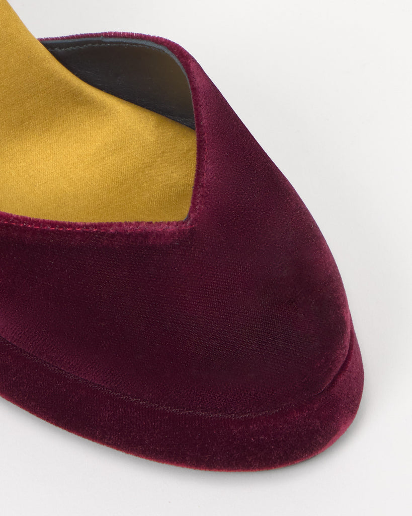Zapato de tacón Verona en terciopelo con cierre de hebilla