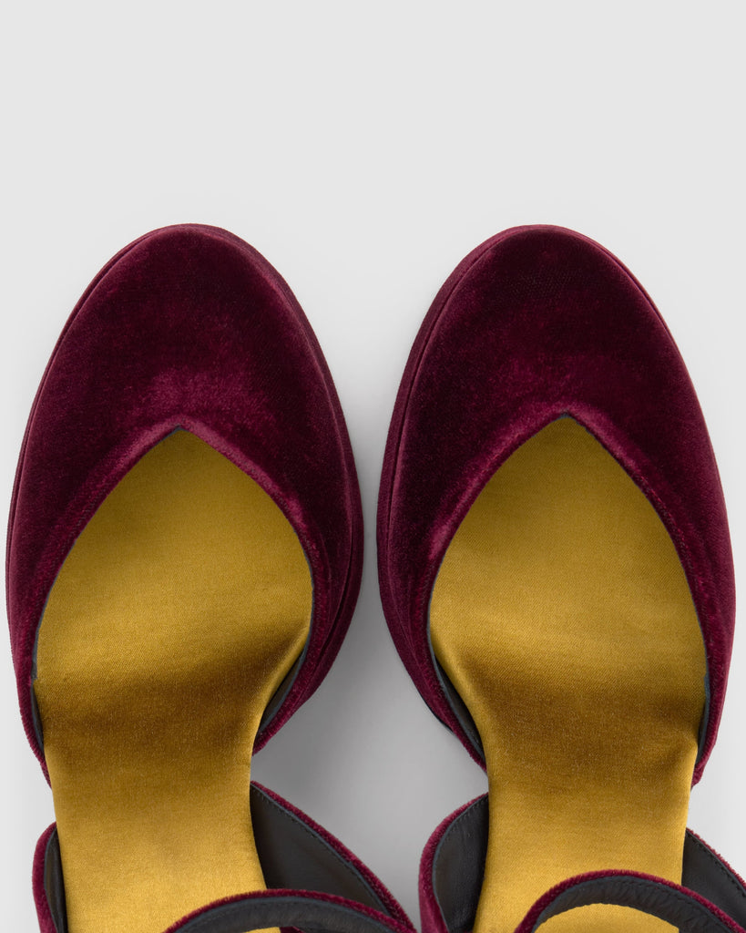 Zapato de tacón Verona en terciopelo con cierre de hebilla