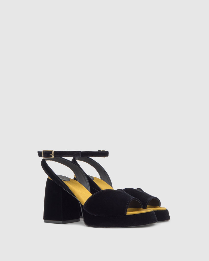 Sandalia de tacón Valencia en terciopelo con cierre de hebilla