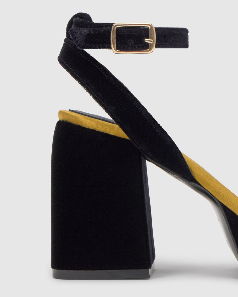 Sandalia de tacón Valencia en terciopelo con cierre de hebilla