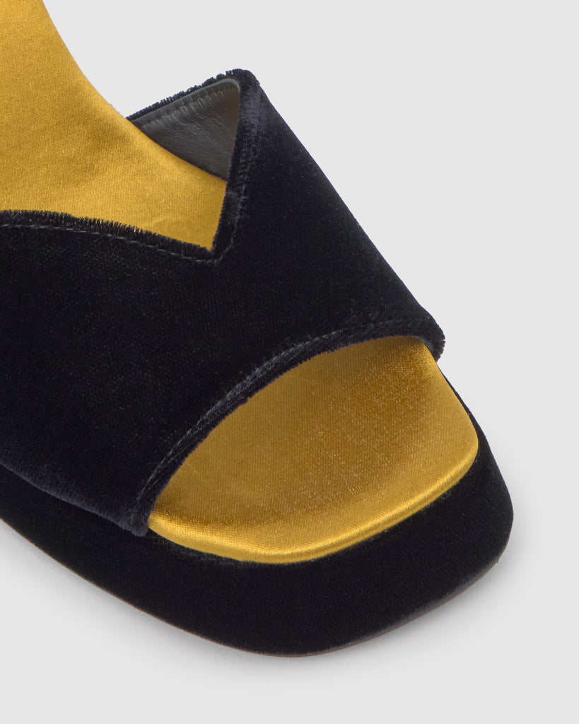 Sandalia de tacón Valencia en terciopelo con cierre de hebilla