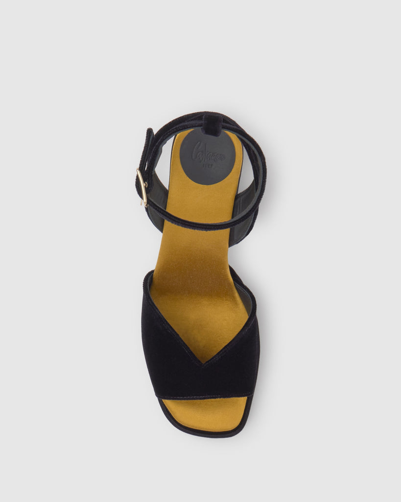 Sandalia de tacón Valencia en terciopelo con cierre de hebilla