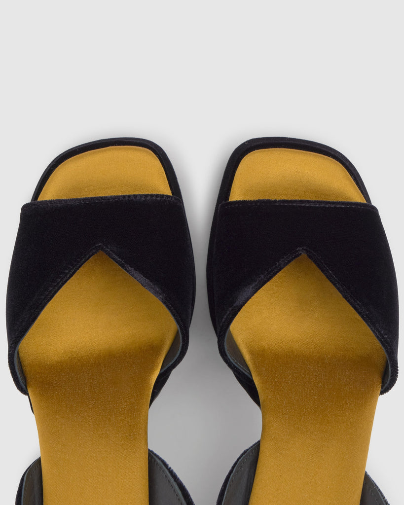 Sandalia de tacón Valencia en terciopelo con cierre de hebilla