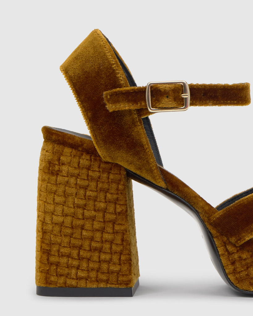 Sandalia de tacón Vero en terciopelo con cierre de hebilla