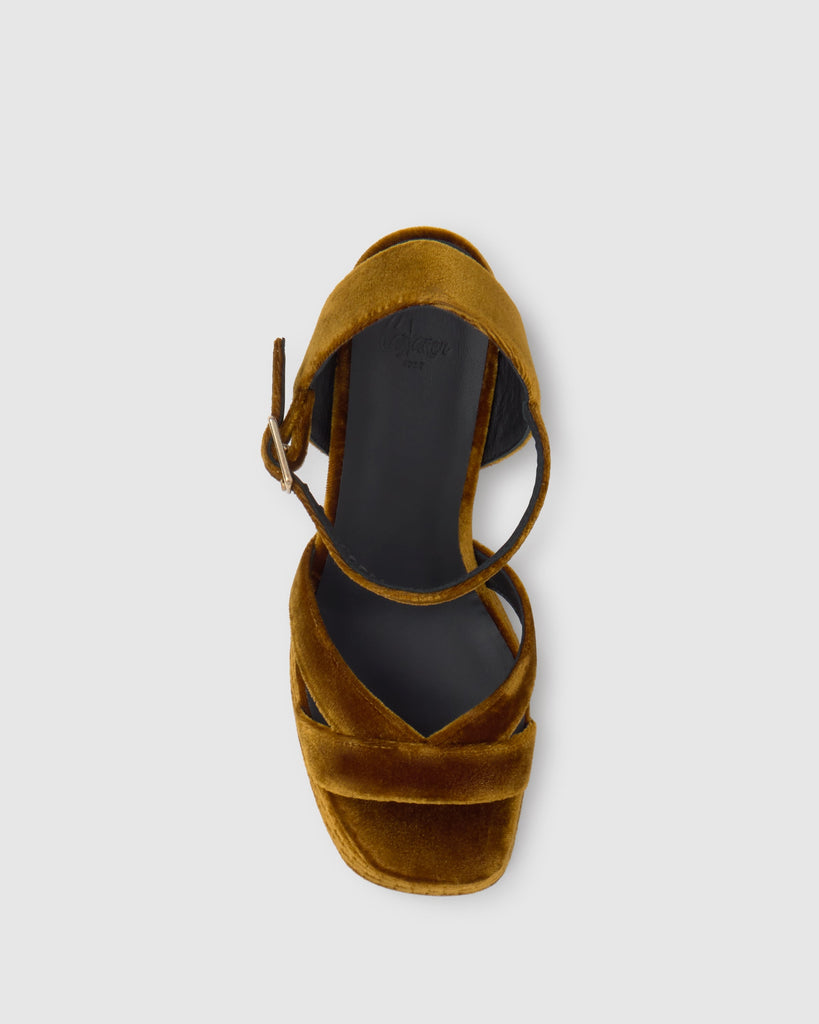 Sandalia de tacón Vero en terciopelo con cierre de hebilla