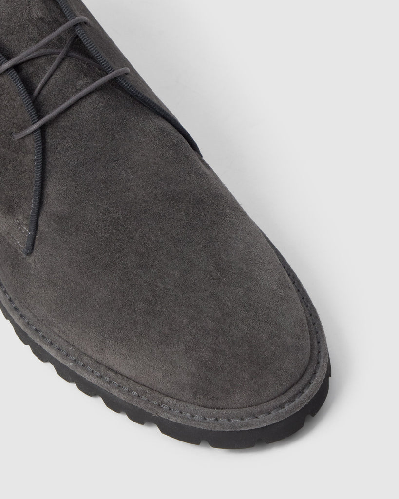 Desert boot Leo en serraje con cierre de cordones