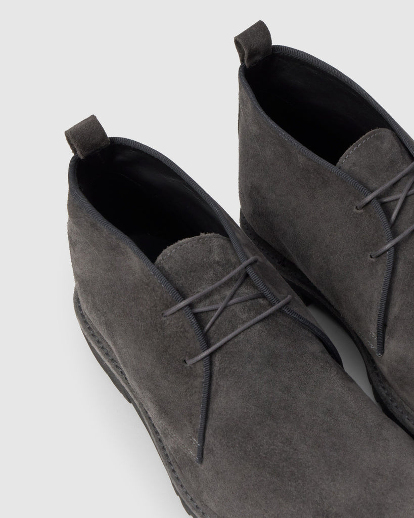 Desert boot Leo en serraje con cierre de cordones