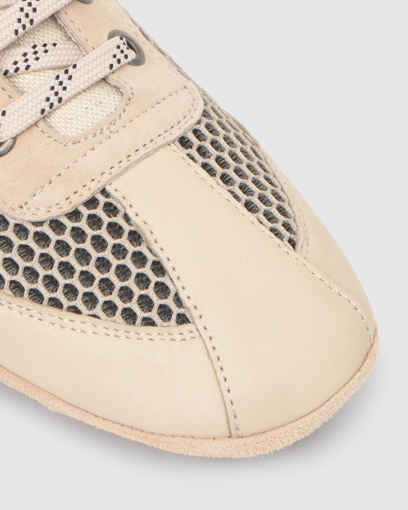 Sneaker Luisa en napa y ante con cierre de cordones