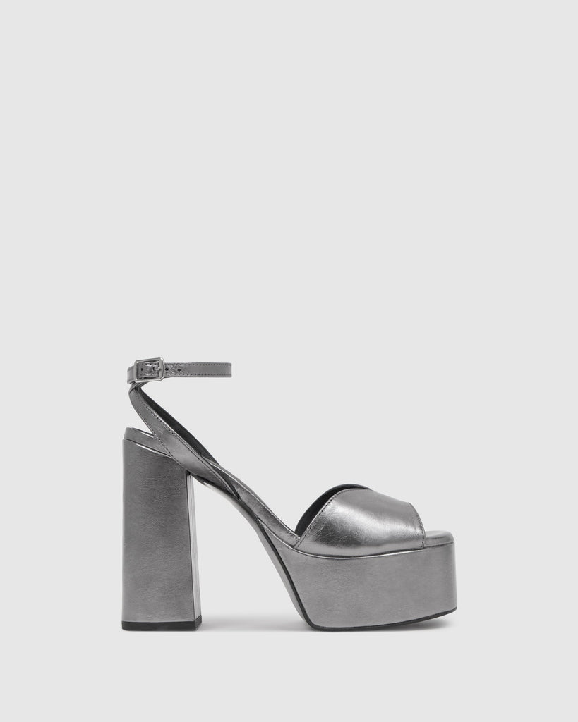 Sandalia de tacón Fibi en cuero metalizado con cierre de hebilla