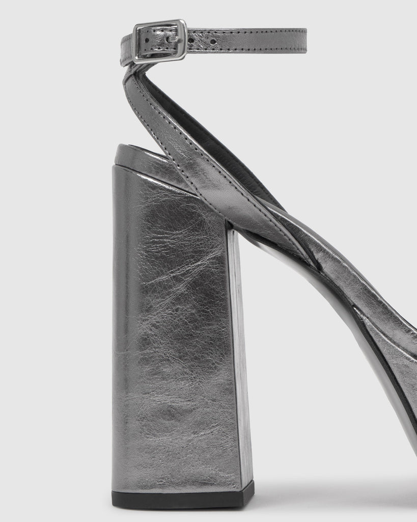 Sandalia de tacón Fibi en cuero metalizado con cierre de hebilla