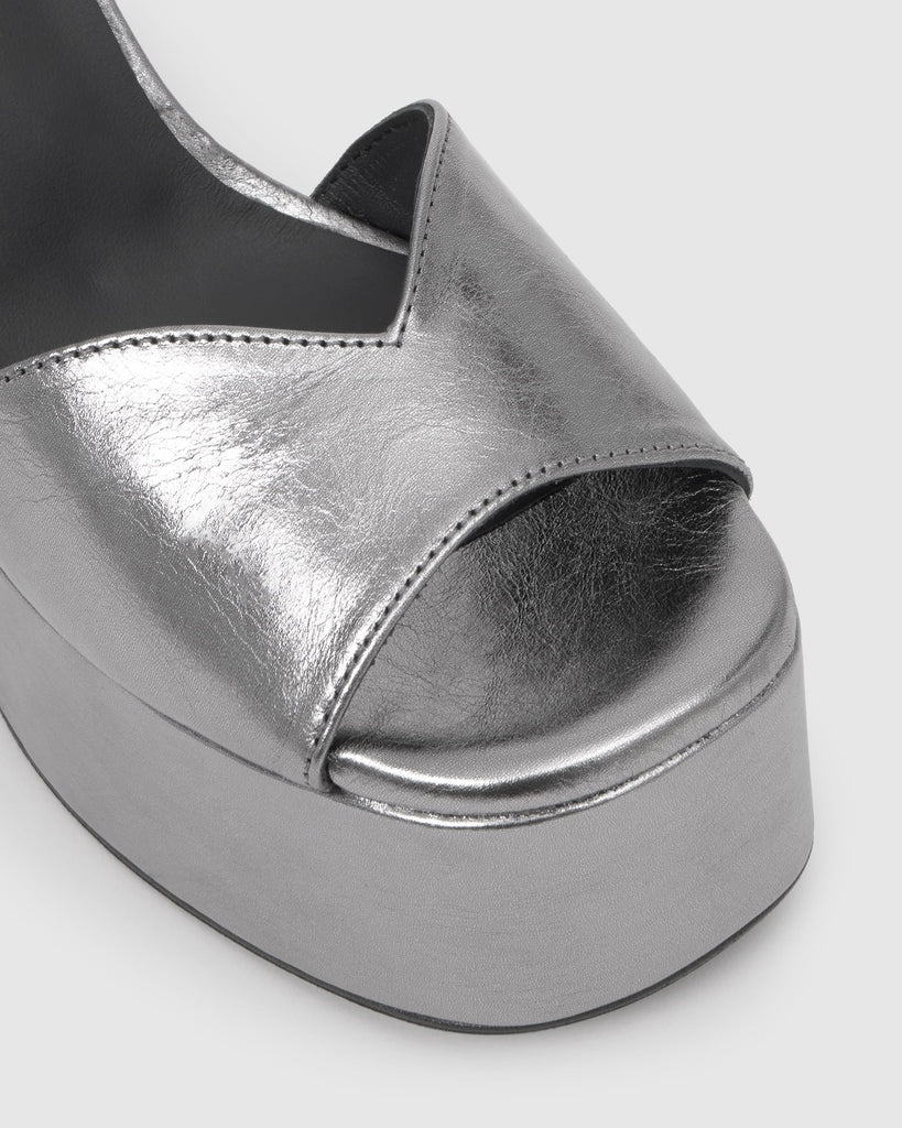 Sandalia de tacón Fibi en cuero metalizado con cierre de hebilla