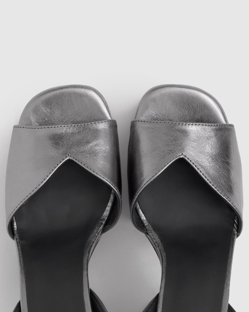 Sandalia de tacón Fibi en cuero metalizado con cierre de hebilla