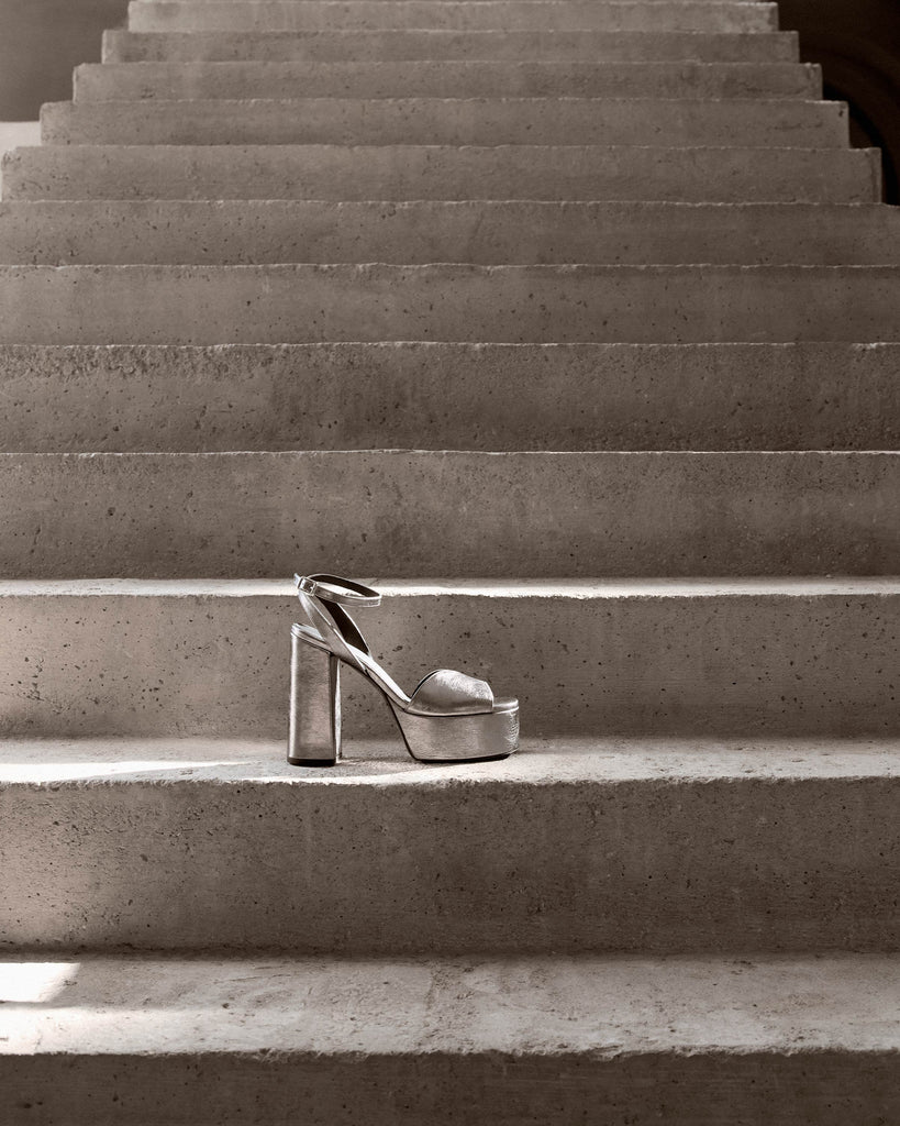 Sandalia de tacón Fibi en cuero metalizado con cierre de hebilla